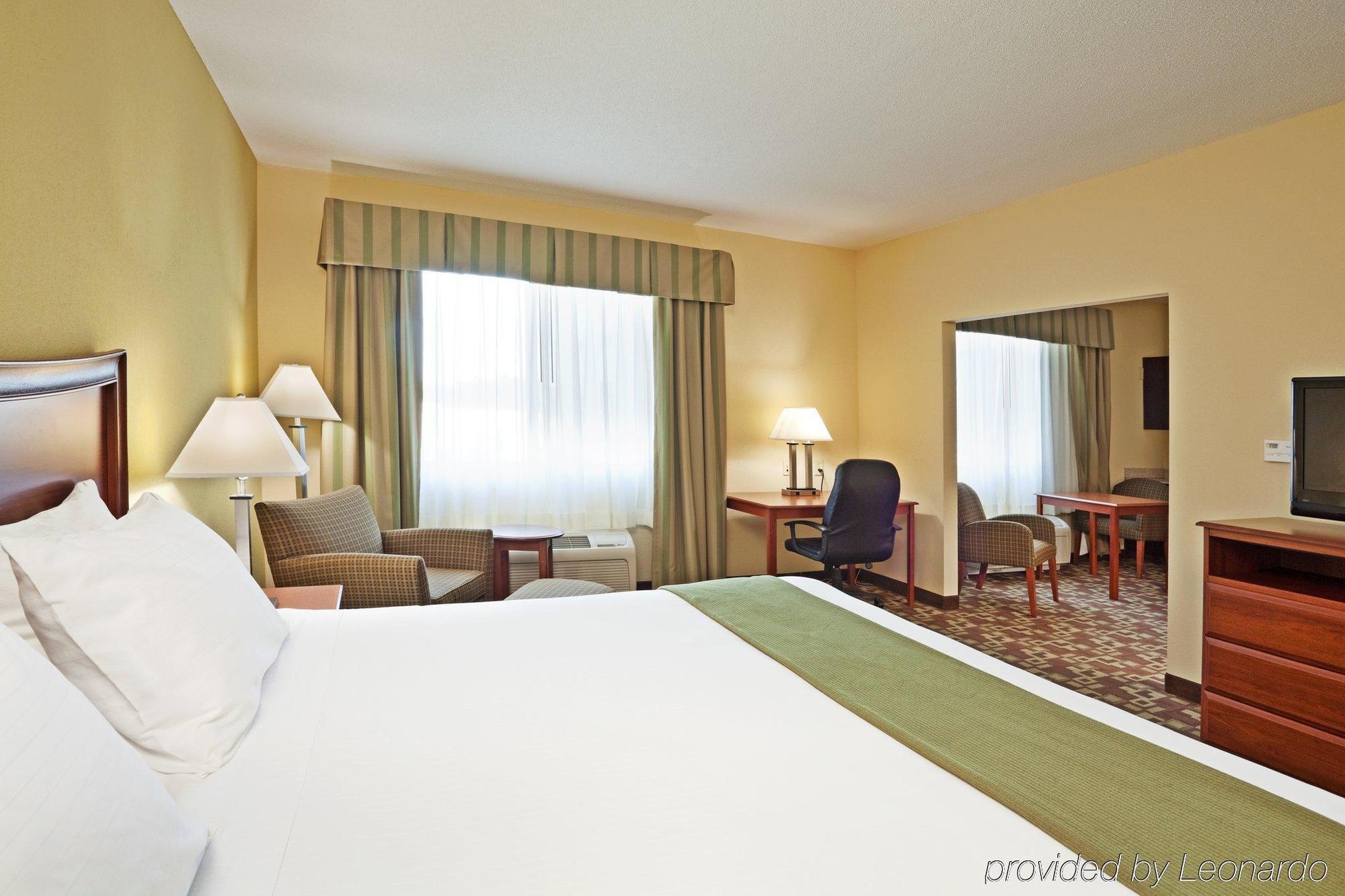 Holiday Inn Express & Suites Southern Pines-Pinehurst Area By Ihg Bagian luar foto